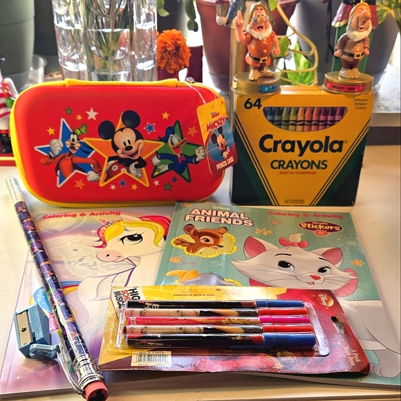 Disney Junior Mickey Mouse Case and Coloring Pack- Crayola Crayons - Picture 6 of 6